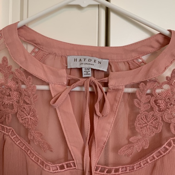 Super cute 🎀 sheer top with flowered detailing - Picture 5 of 5